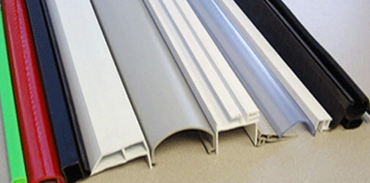 Anpassade plastprofiler vs standard: Vilken vinner?